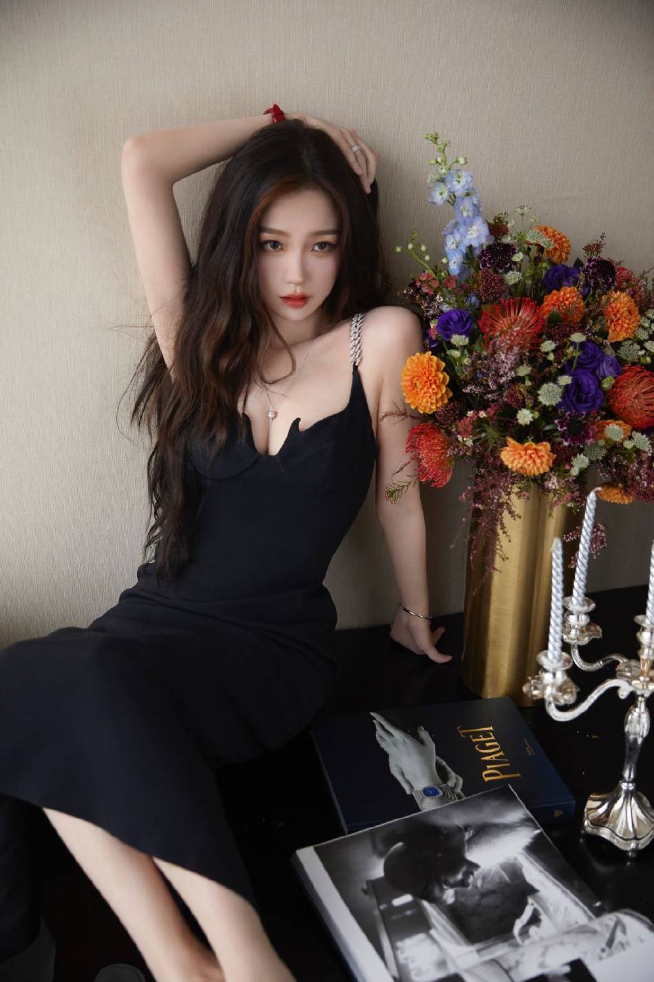 虞书欣珠链吊带小黑裙大秀事业线!皮肤白皙性感火辣