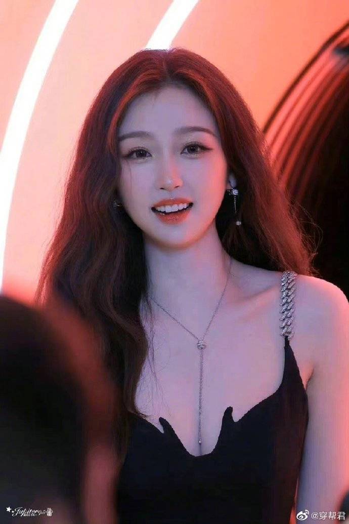 虞书欣珠链吊带小黑裙大秀事业线!皮肤白皙性感火辣