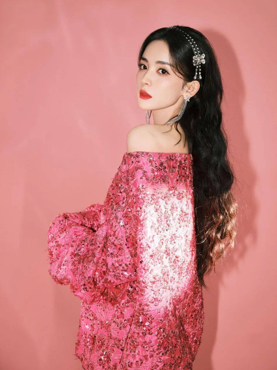 古力娜扎穿粉色抹胸上衣露香肩！又纯又欲美得令人窒息