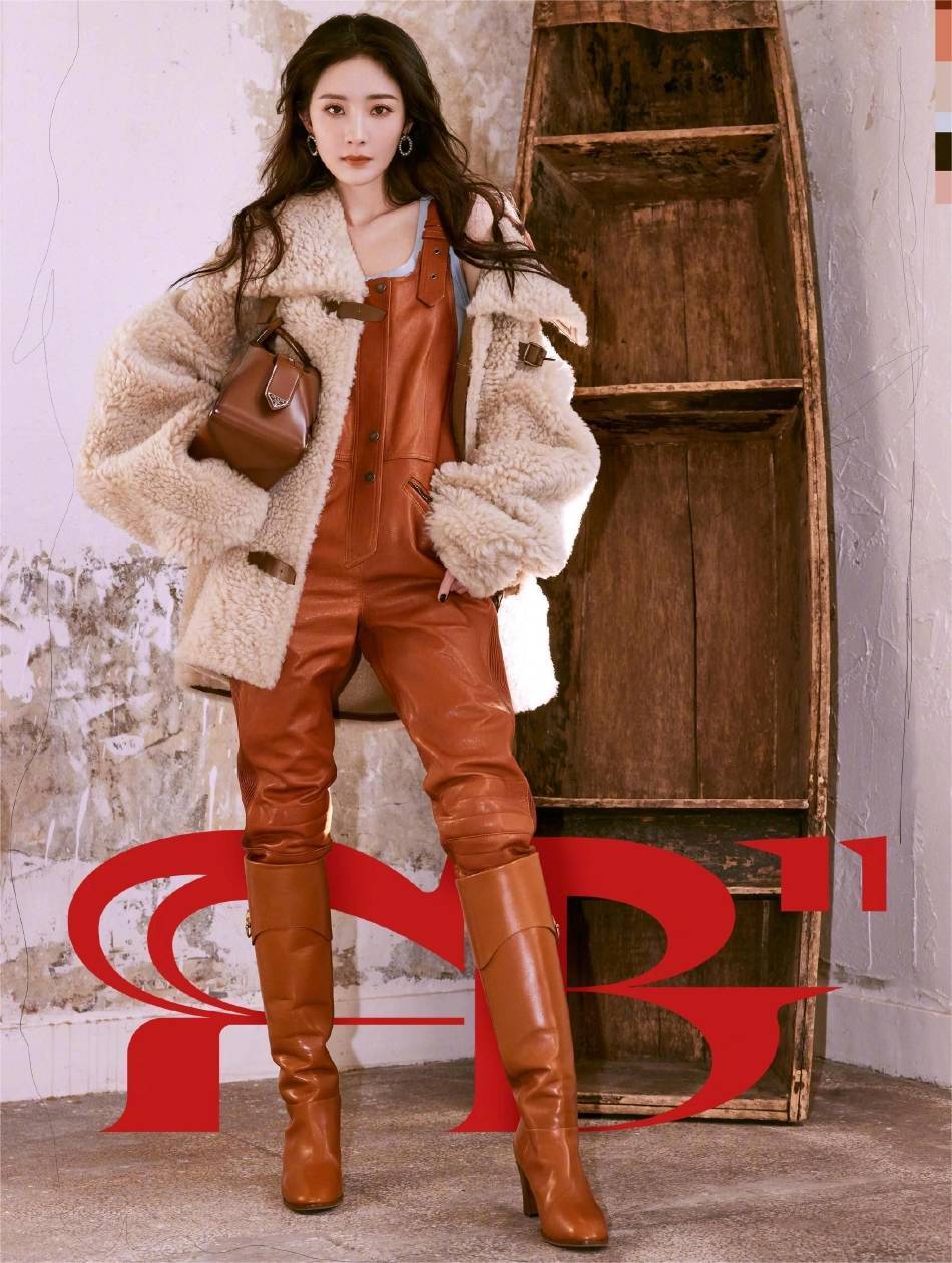 杨幂穿毛绒质感外套又A又飒！肤白貌美大长腿太惊艳了