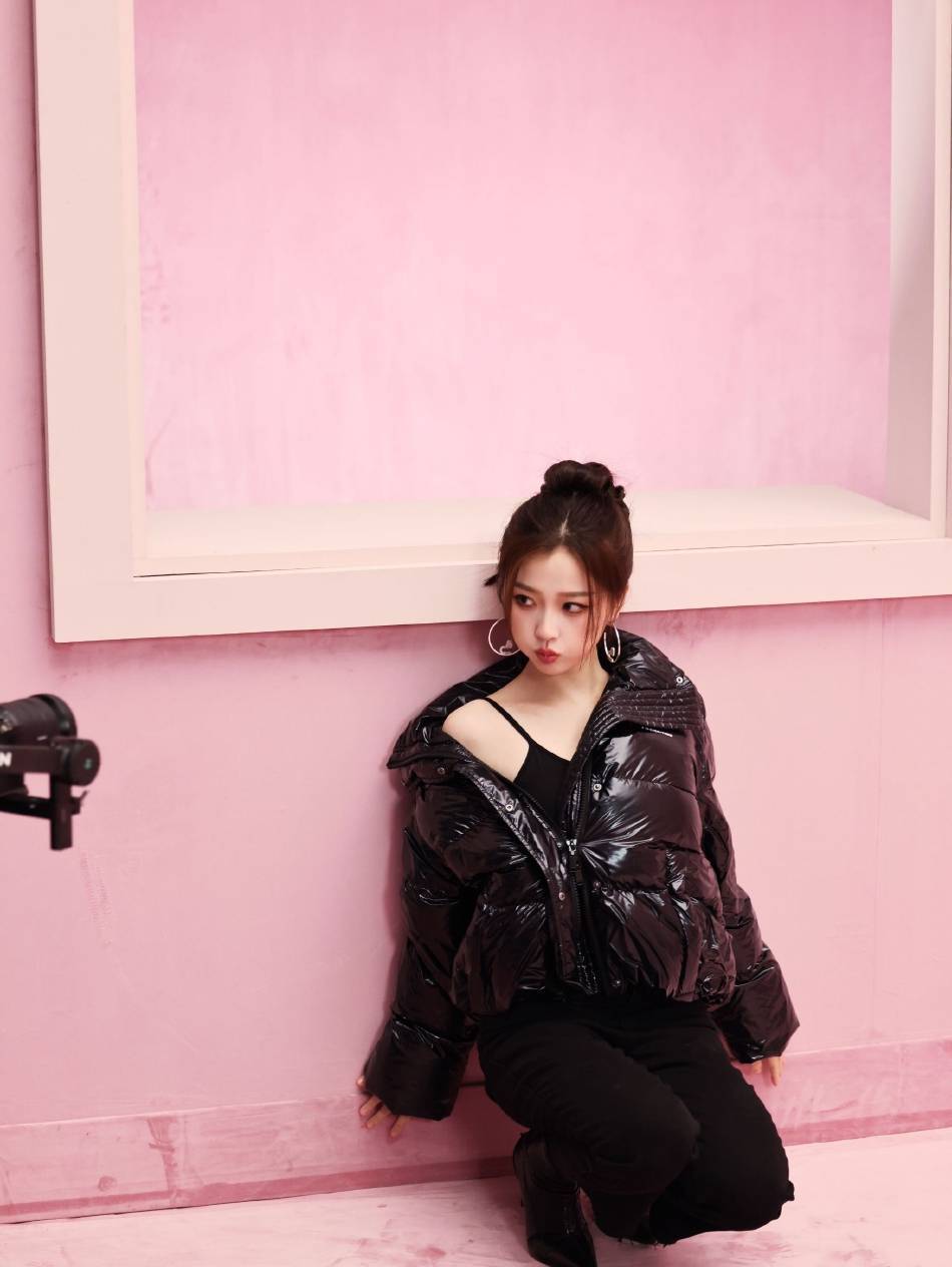 虞书欣写真大秀小蛮腰!肤白貌美大长腿太迷人