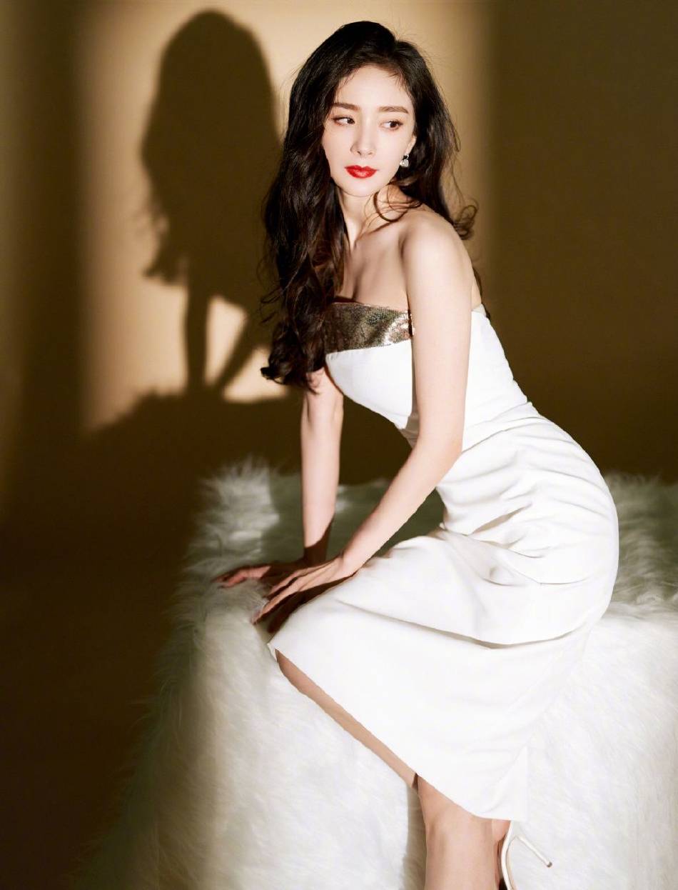 杨幂一袭白色抹胸长裙大秀香肩！大长腿性感明艳动人
