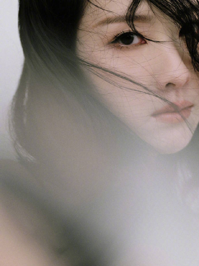 陈都灵身穿花朵长裙大秀美背!肤白貌美太性感撩人