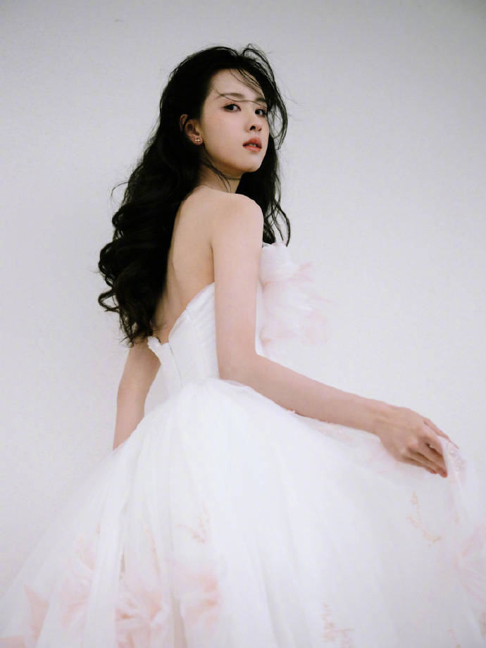 陈都灵身穿花朵长裙大秀美背!肤白貌美太性感撩人