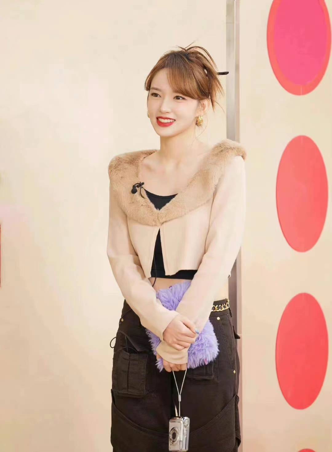 程潇写真大片,卡其色毛领外套搭配黑色工装裤酷飒时髦-4 程潇写真大片,卡其色毛领外套搭配黑色工装裤酷飒时髦