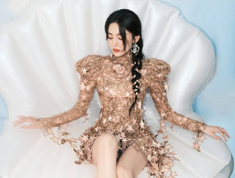 古力娜扎穿星星紧身裙大秀白皙美腿！风情万种美呆了