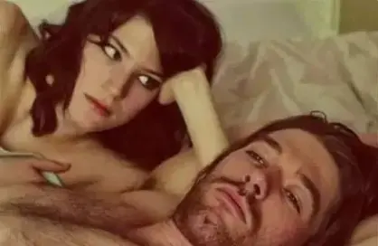 世界杯期间男人沉迷足球运动，女人却沉迷……