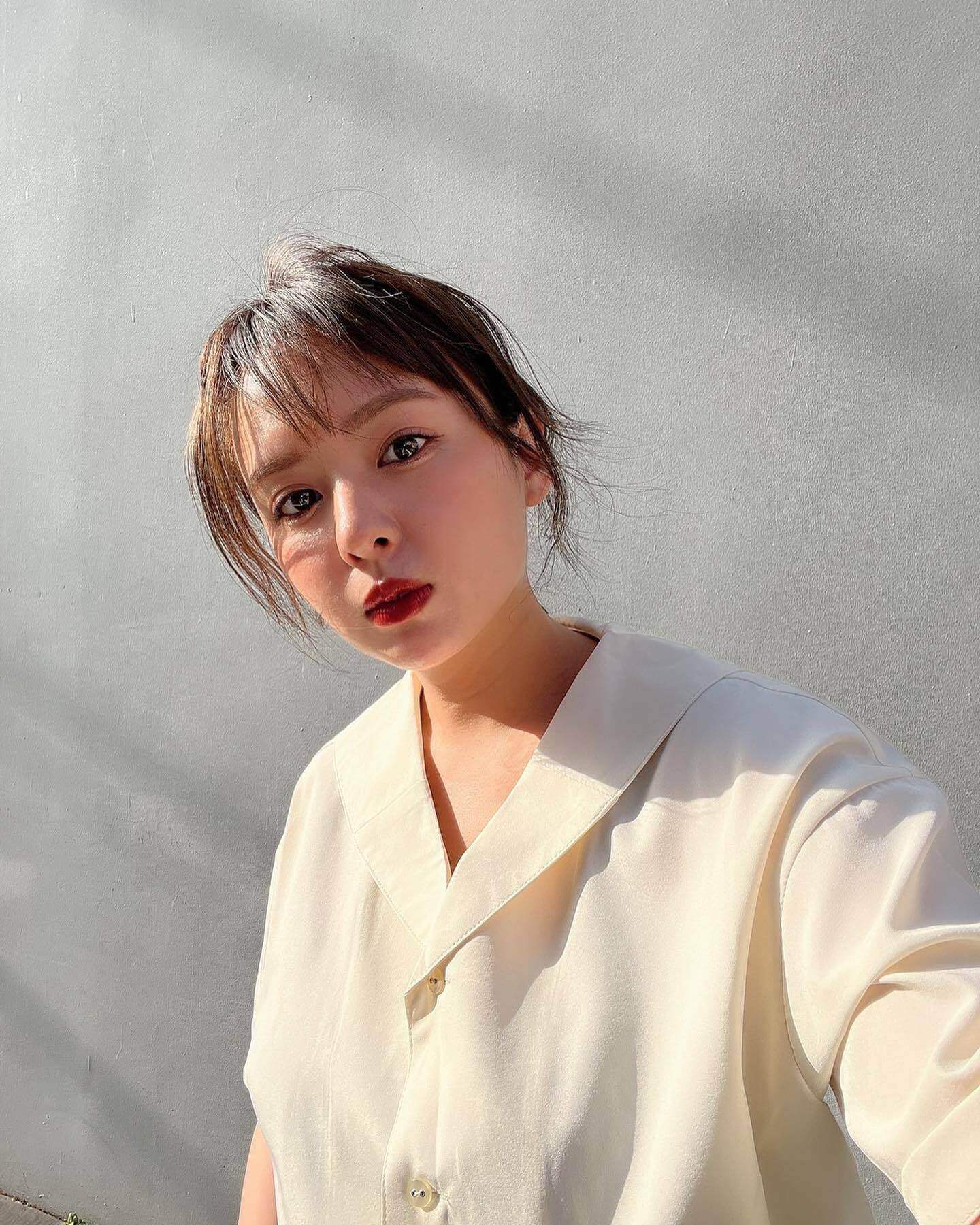 爱狗的女孩都很美!大眼正妹《山田菜菜》引退后让人依旧想念她的性感!