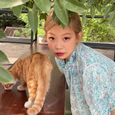 美丽的新娘浪漫的婚礼 发现朋友隐藏的秘密