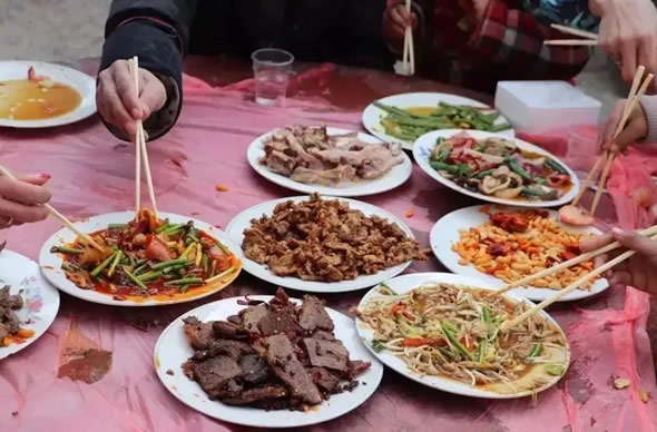 吃席是什么意思 吃席了我坐小孩那桌是什么梗 吃席是什么意思 吃席了我坐小孩那桌是什么梗