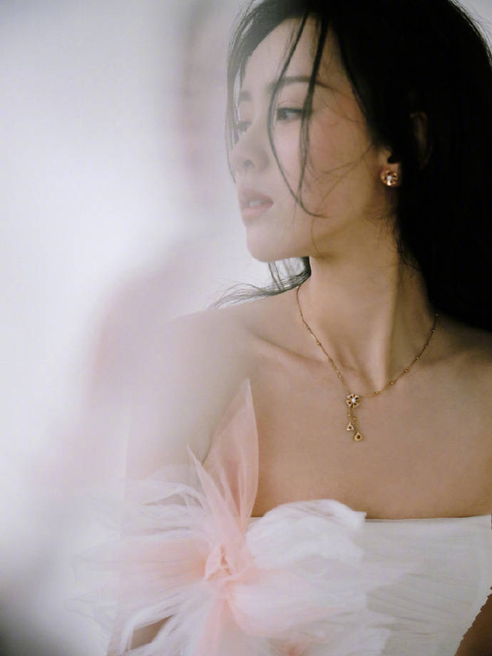 陈都灵身穿花朵长裙大秀美背!肤白貌美太性感撩人