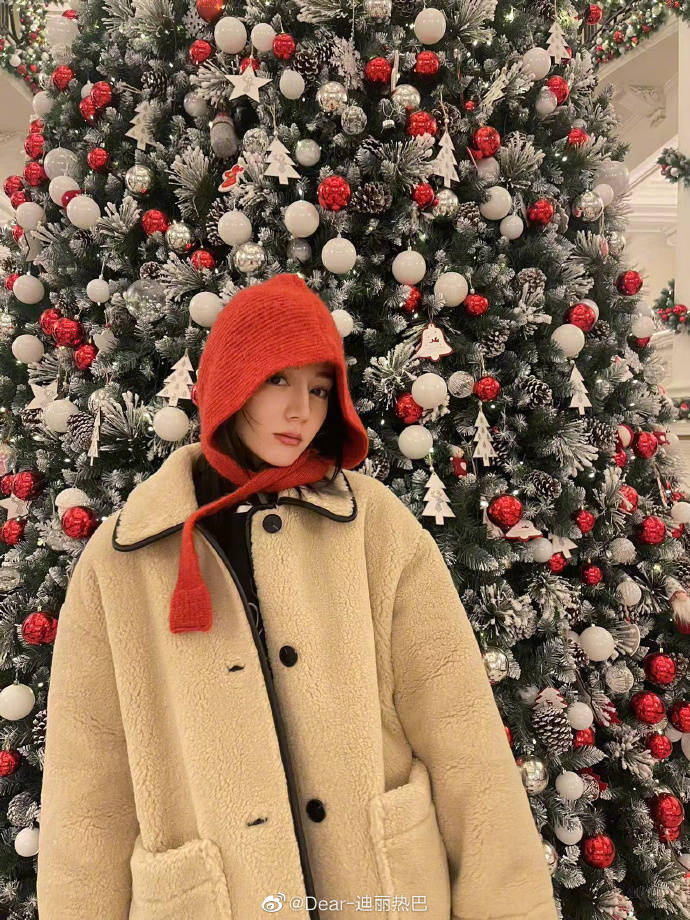 迪丽热巴穿运动风上衣秀腹肌马甲线！异域风情性感迷人