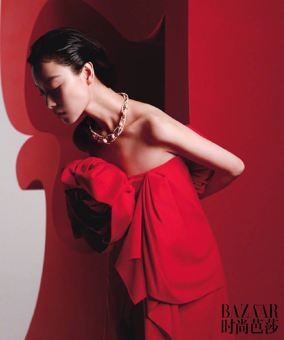 倪妮穿吊带抹胸大秀火辣身材！肤白貌美烈焰红唇性感撩人