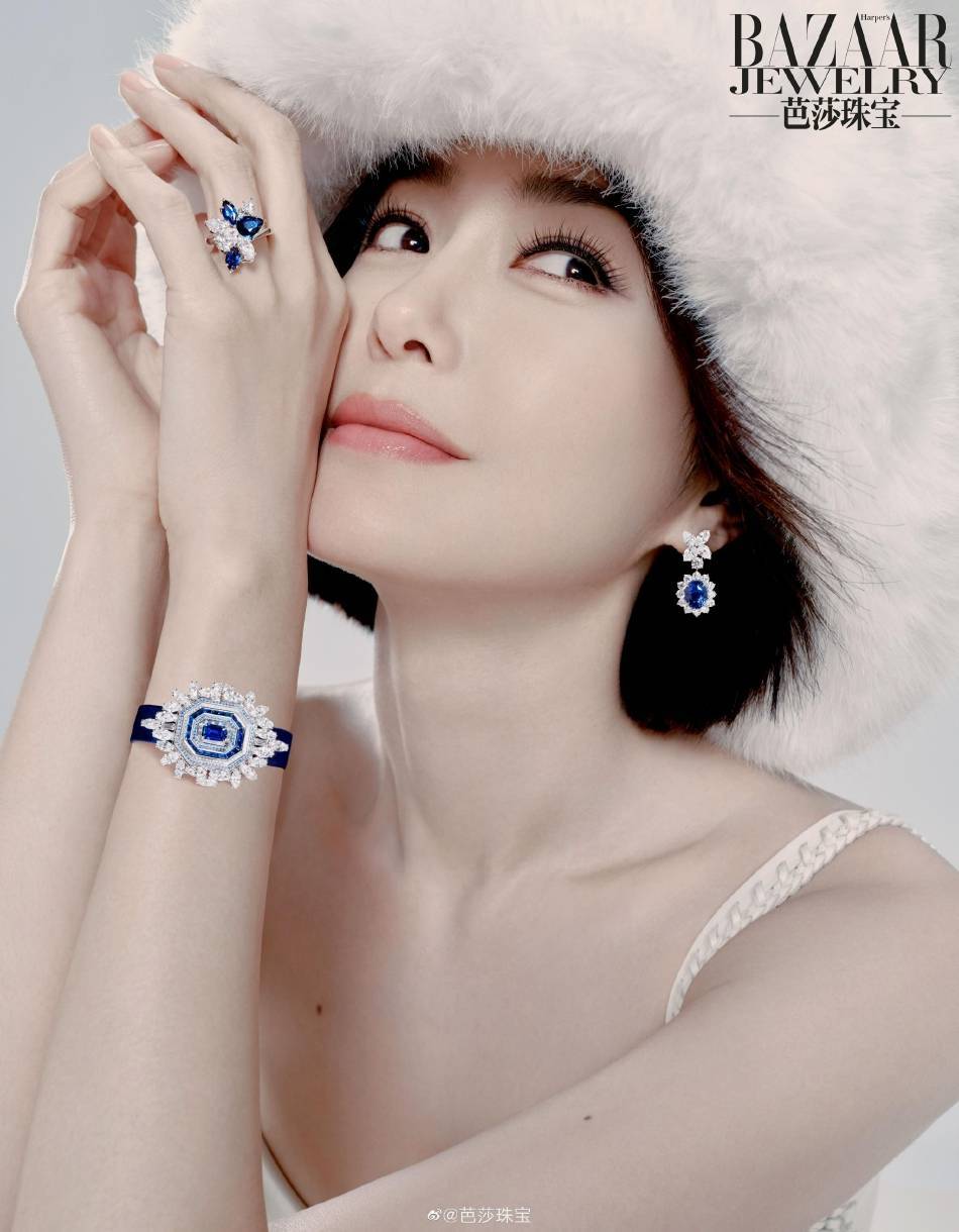 秦岚穿抹胸黑色长裙优雅靓丽！雪肤玉貌美得让人窒息