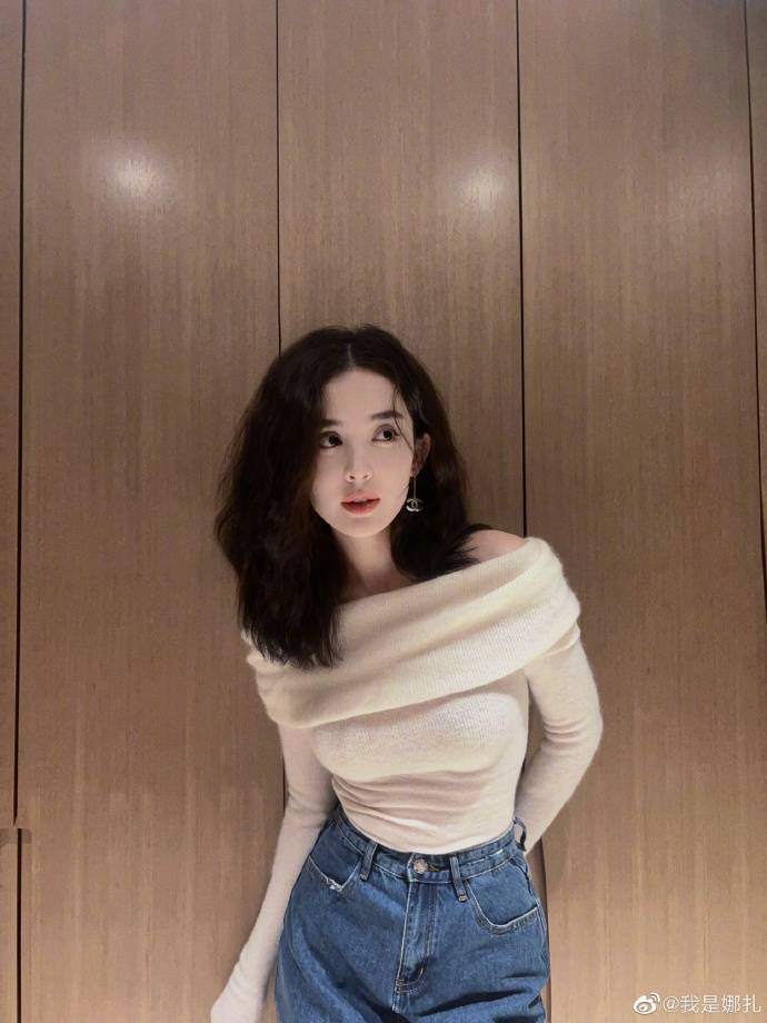 古力娜扎穿一字肩上衣秀大美腿!曼妙身材美得让人窒息