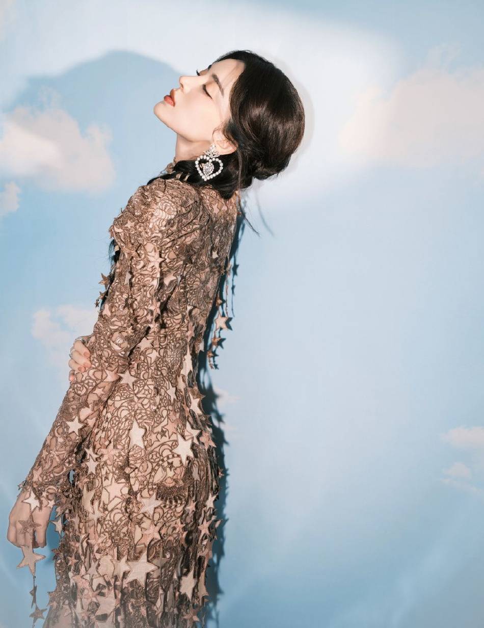 古力娜扎穿星星紧身裙大秀白皙美腿！风情万种美呆了