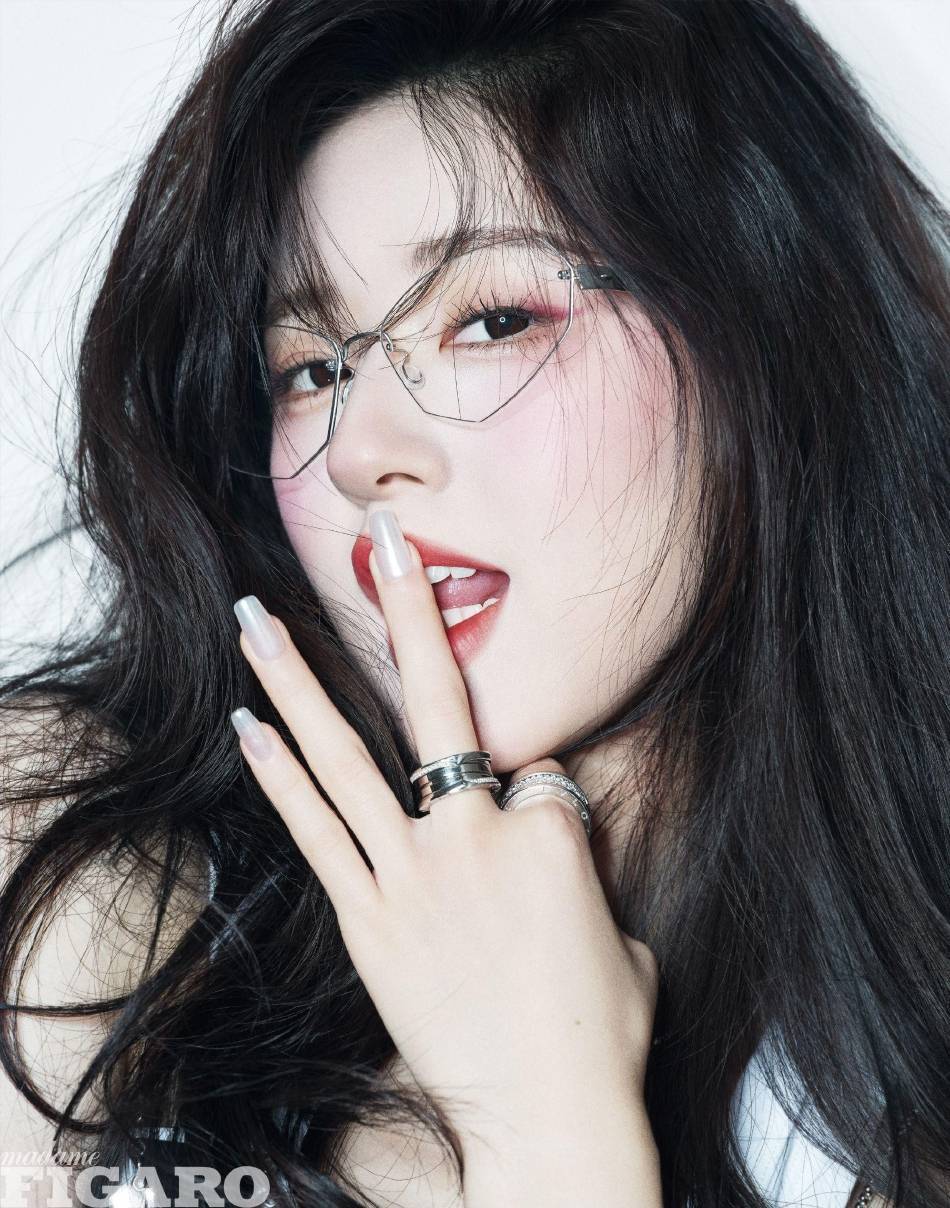 赵露思新写真变身甜辣少女!雪肤玉貌美得让人窒息