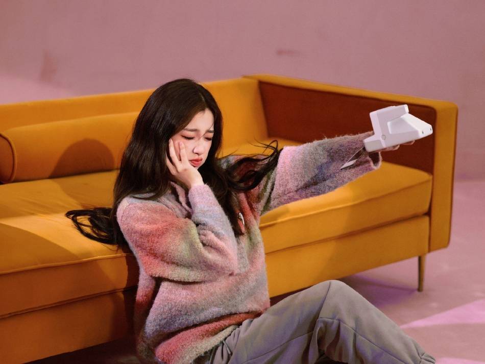 虞书欣写真大秀小蛮腰!肤白貌美大长腿太迷人