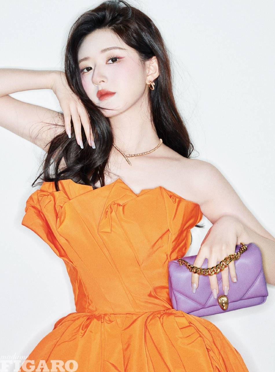 赵露思新写真变身甜辣少女!雪肤玉貌美得让人窒息