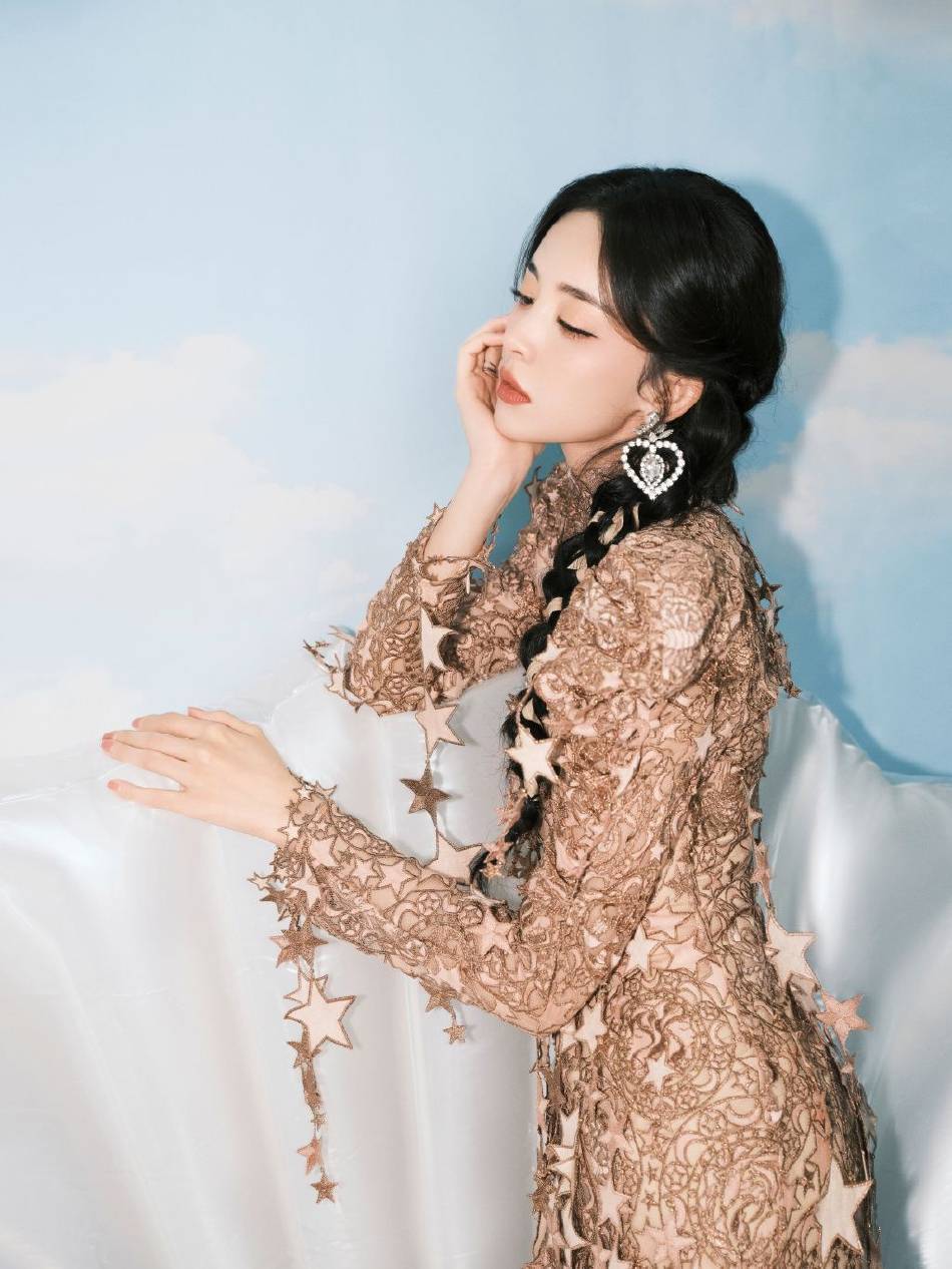 古力娜扎穿星星紧身裙大秀白皙美腿！风情万种美呆了