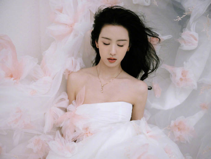 陈都灵身穿花朵长裙大秀美背!肤白貌美太性感撩人