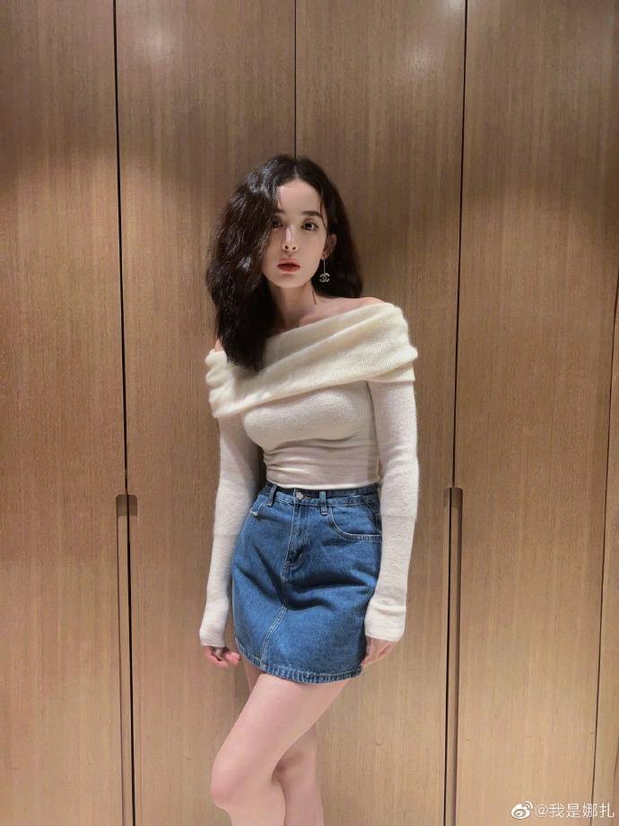 古力娜扎穿一字肩上衣秀大美腿!曼妙身材美得让人窒息