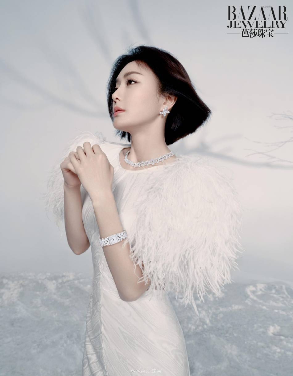 秦岚穿抹胸黑色长裙优雅靓丽！雪肤玉貌美得让人窒息