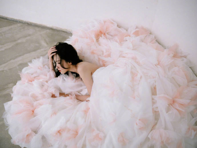 陈都灵身穿花朵长裙大秀美背!肤白貌美太性感撩人