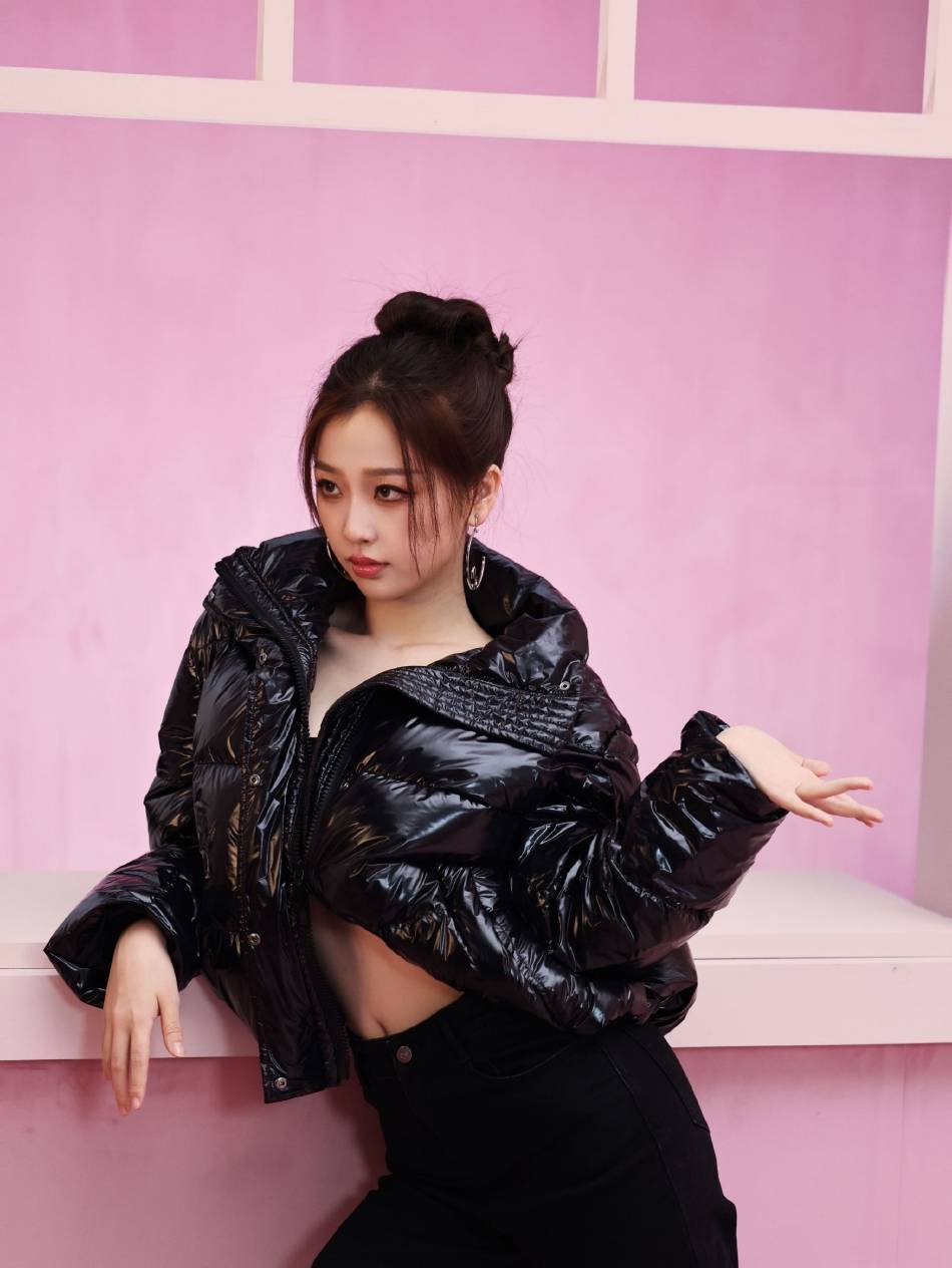 虞书欣写真大秀小蛮腰!肤白貌美大长腿太迷人