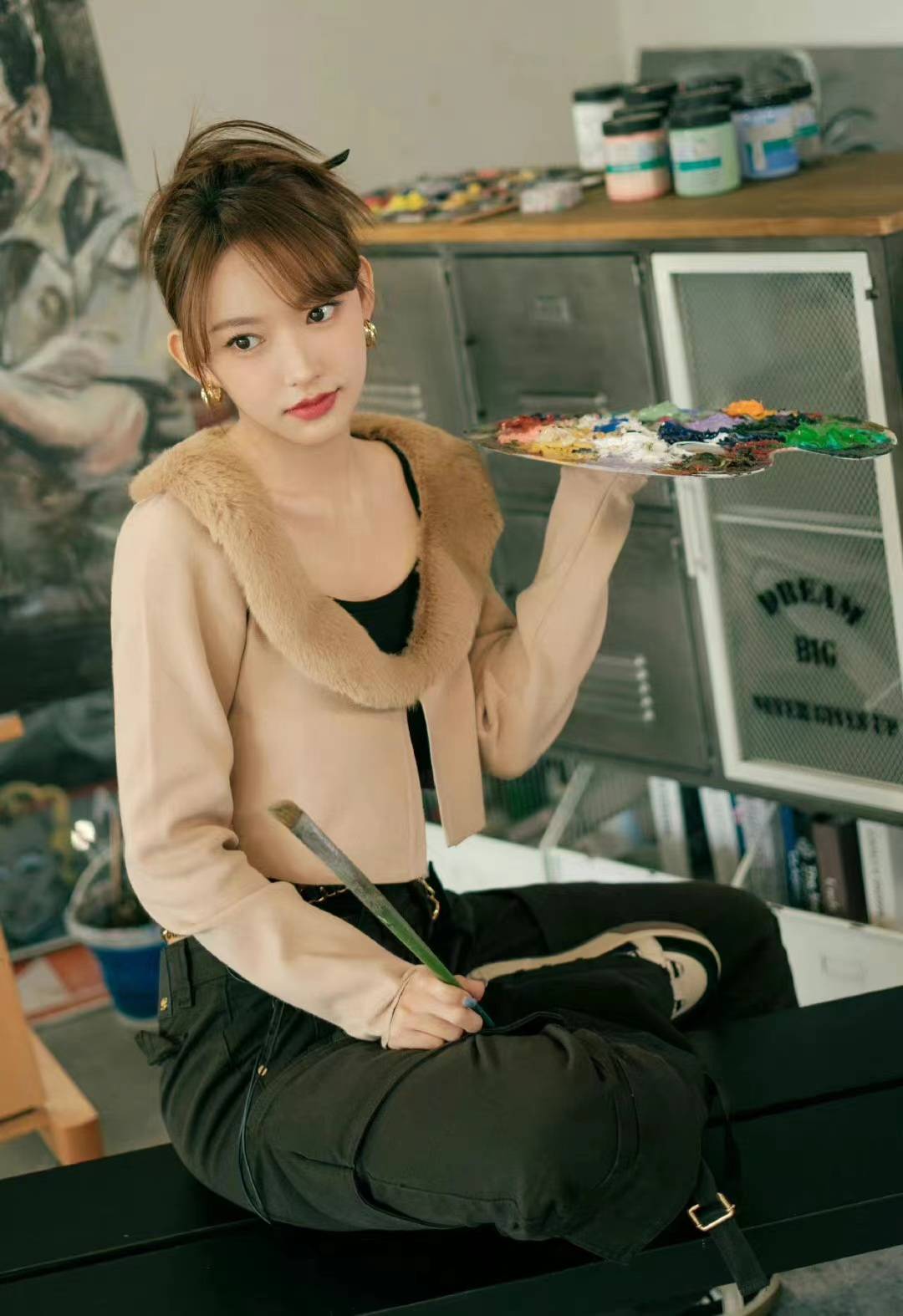 程潇写真大片,卡其色毛领外套搭配黑色工装裤酷飒时髦-2 程潇写真大片,卡其色毛领外套搭配黑色工装裤酷飒时髦