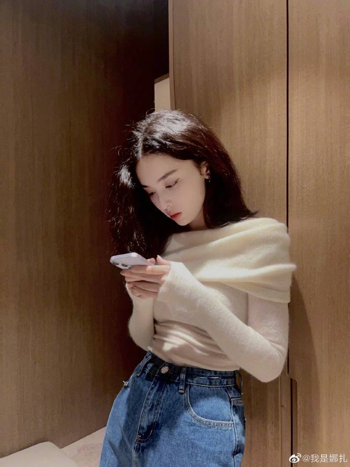 古力娜扎穿一字肩上衣秀大美腿!曼妙身材美得让人窒息