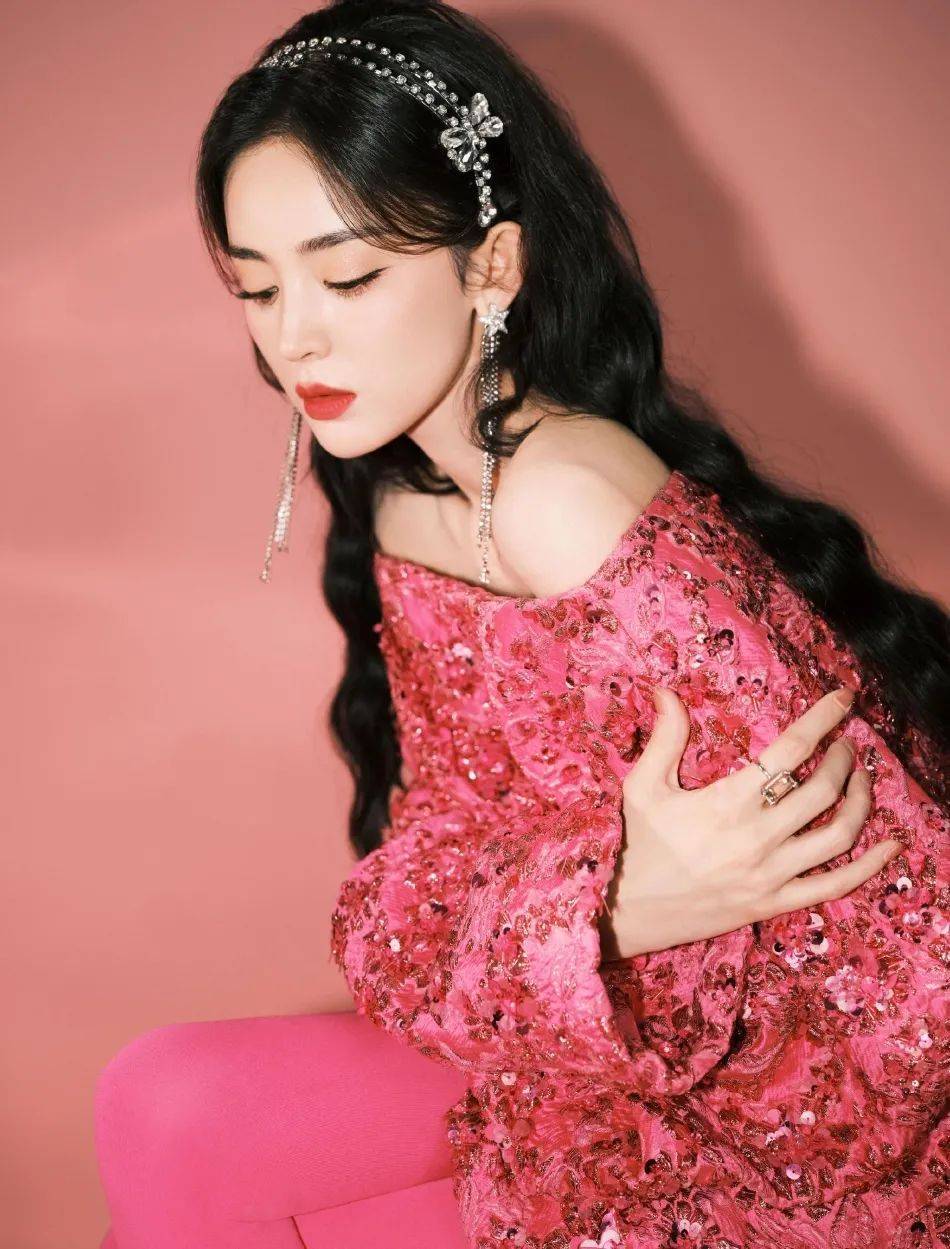 古力娜扎穿粉色抹胸上衣露香肩！又纯又欲美得令人窒息