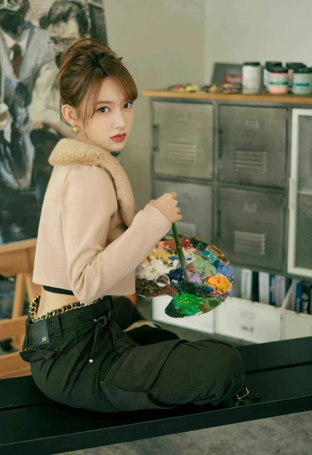 程潇写真大片,卡其色毛领外套搭配黑色工装裤酷飒时髦-3 程潇写真大片,卡其色毛领外套搭配黑色工装裤酷飒时髦