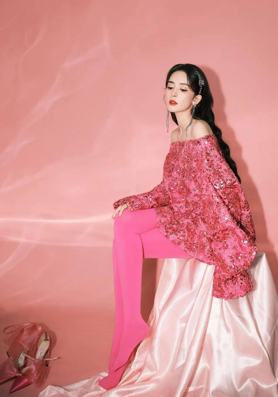 古力娜扎穿粉色抹胸上衣露香肩！又纯又欲美得令人窒息