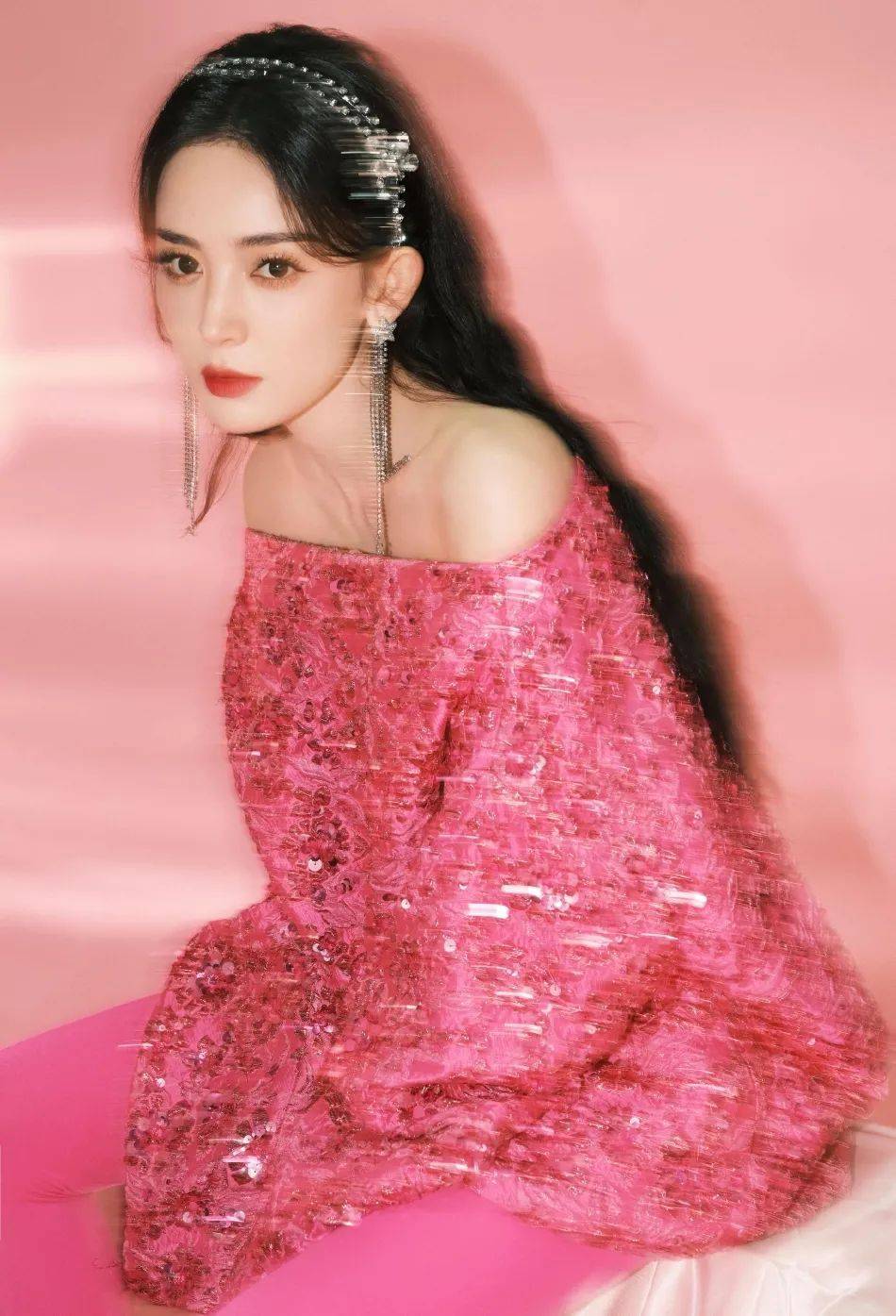 古力娜扎穿粉色抹胸上衣露香肩！又纯又欲美得令人窒息