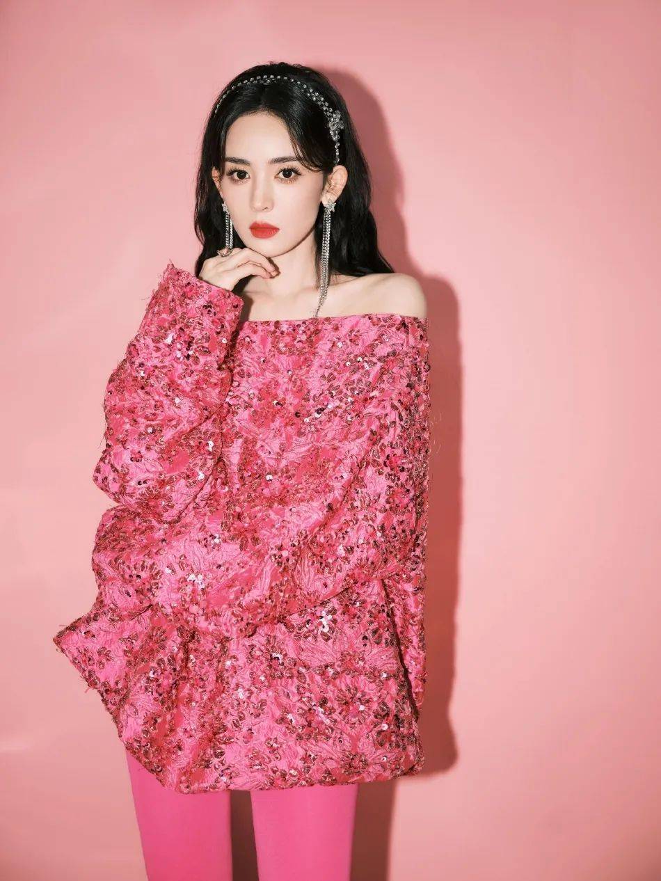 古力娜扎穿粉色抹胸上衣露香肩！又纯又欲美得令人窒息