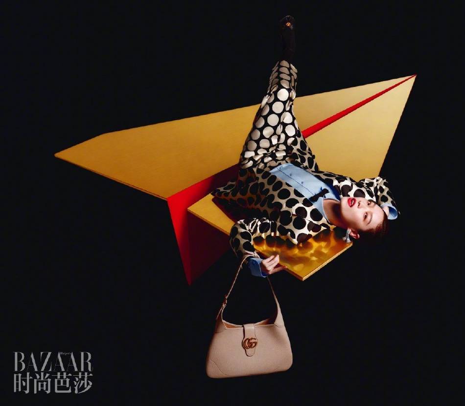 倪妮穿吊带抹胸大秀火辣身材！肤白貌美烈焰红唇性感撩人