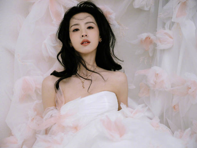 陈都灵身穿花朵长裙大秀美背!肤白貌美太性感撩人