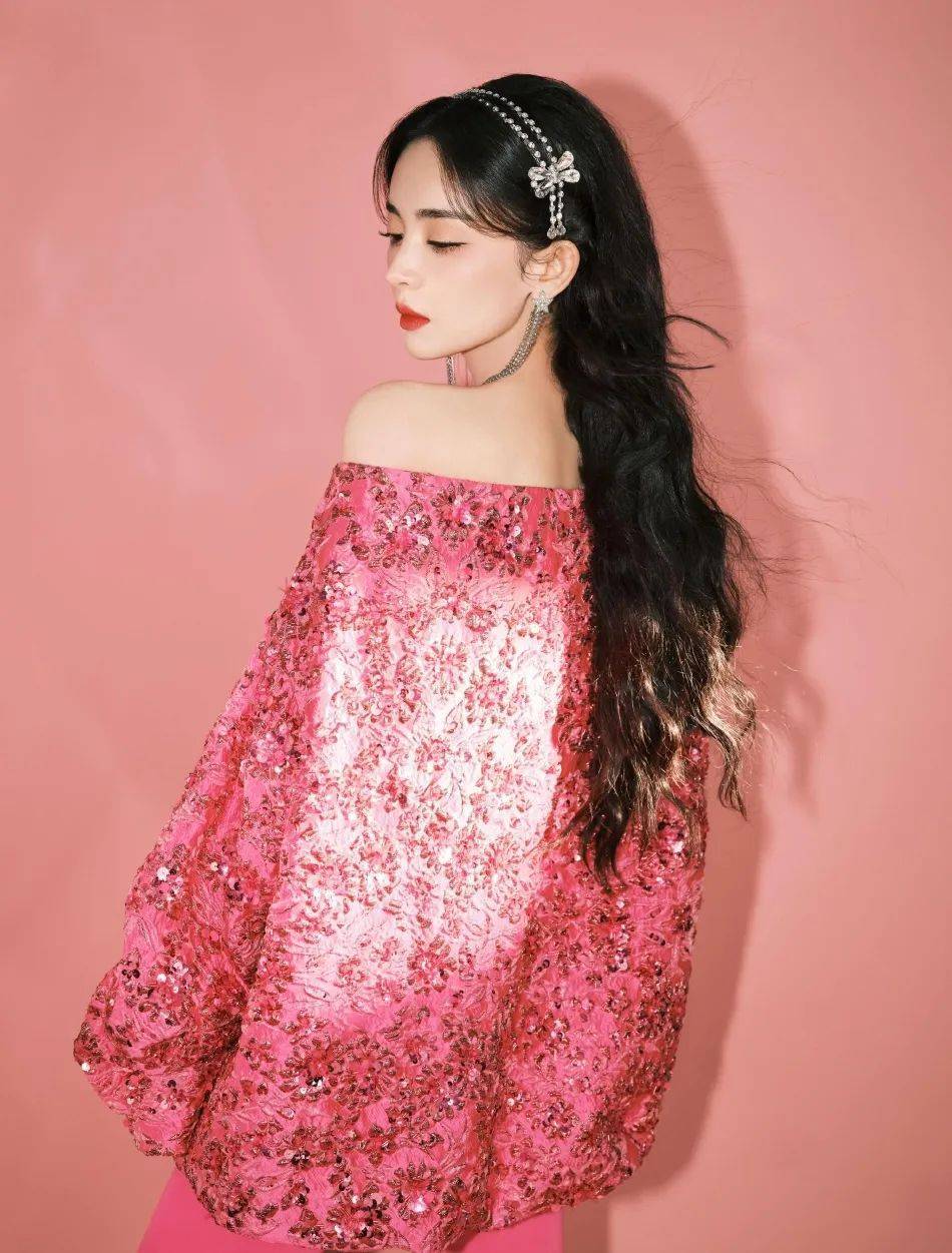 古力娜扎穿粉色抹胸上衣露香肩！又纯又欲美得令人窒息