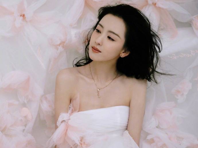 陈都灵身穿花朵长裙大秀美背!肤白貌美太性感撩人