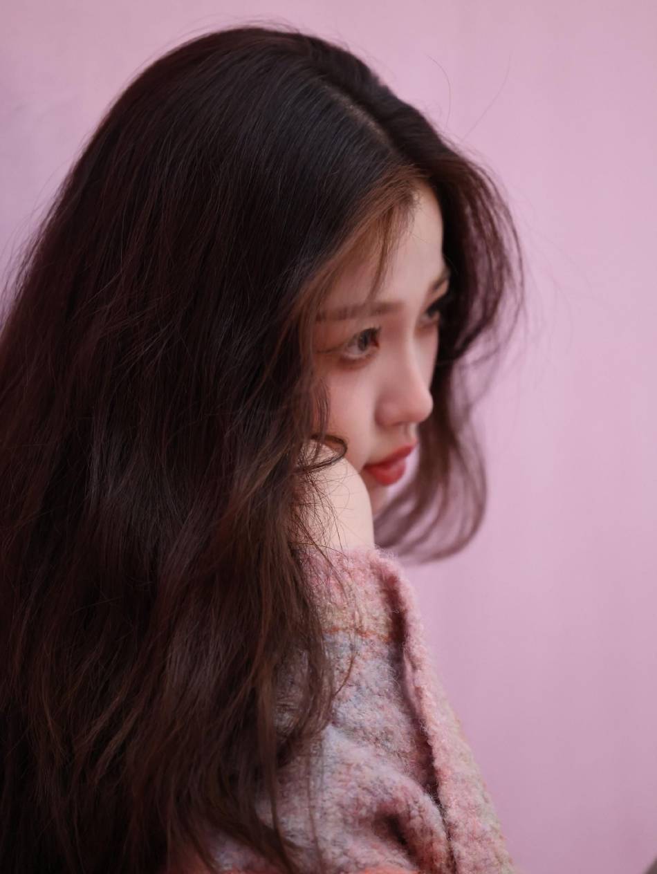 虞书欣写真大秀小蛮腰!肤白貌美大长腿太迷人