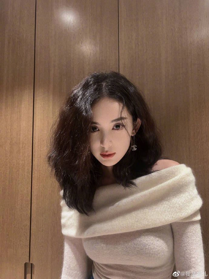 古力娜扎穿一字肩上衣秀大美腿!曼妙身材美得让人窒息