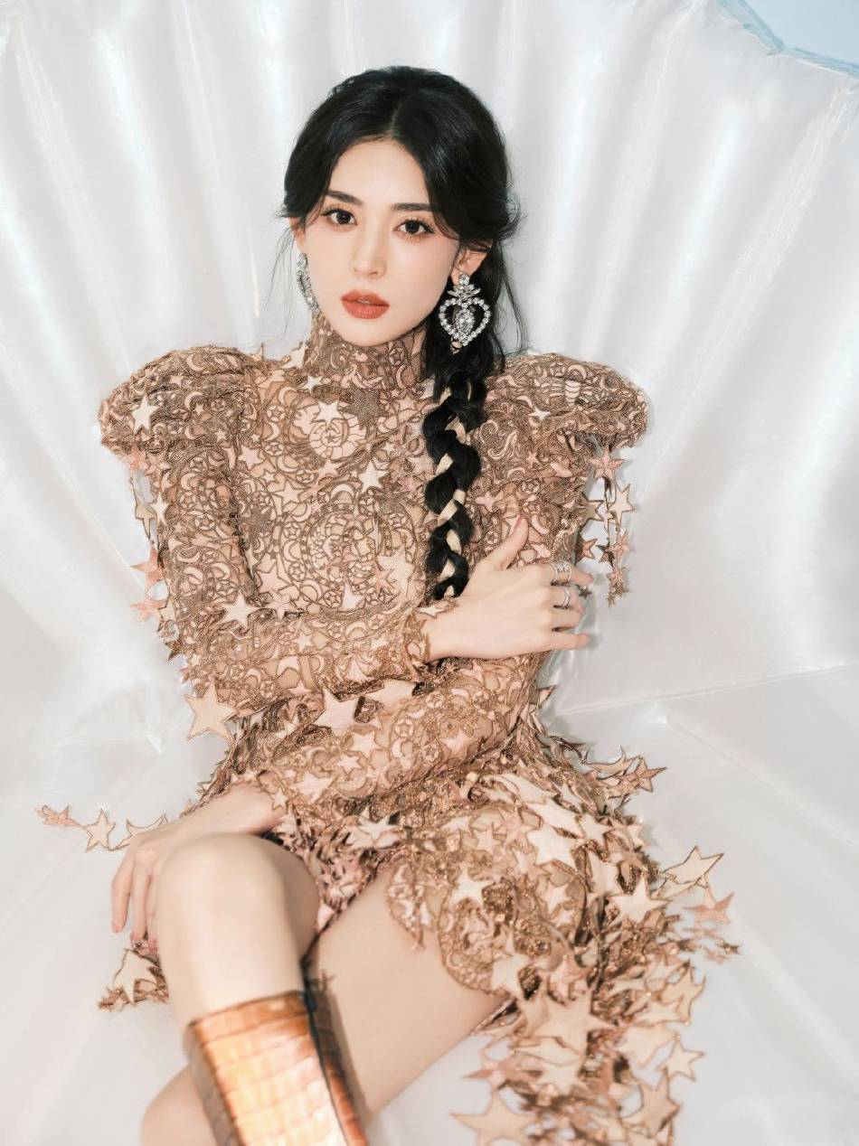 古力娜扎穿星星紧身裙大秀白皙美腿！风情万种美呆了
