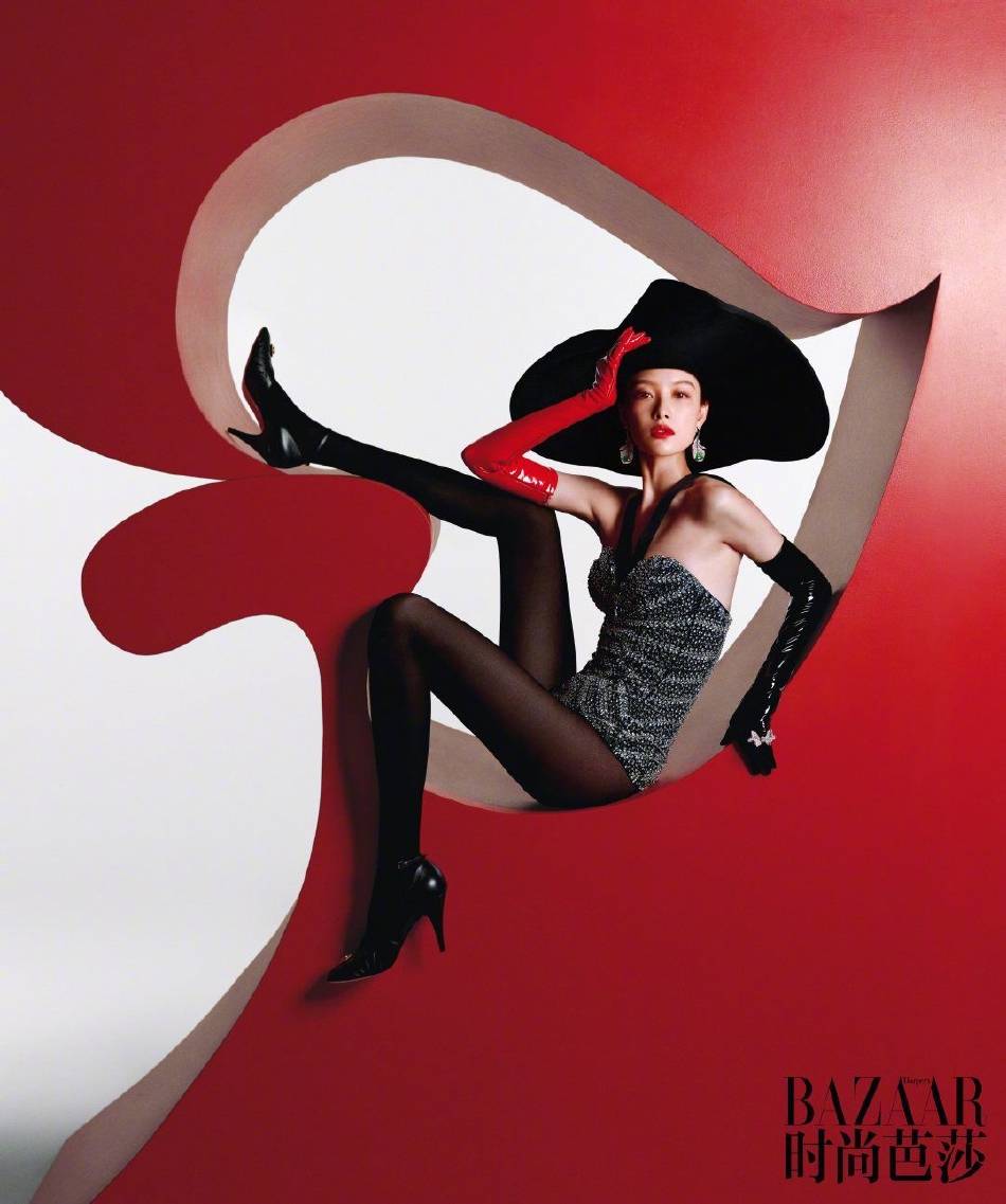 倪妮穿吊带抹胸大秀火辣身材！肤白貌美烈焰红唇性感撩人