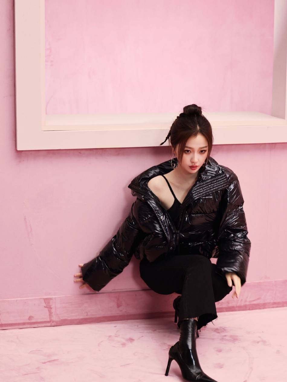 虞书欣写真大秀小蛮腰!肤白貌美大长腿太迷人