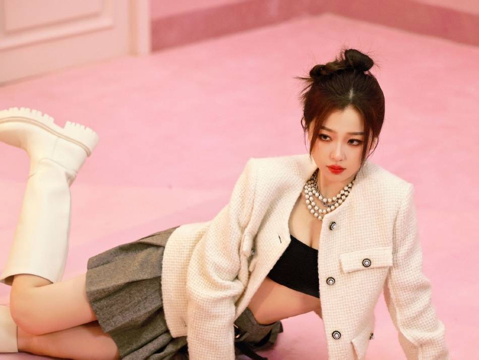 虞书欣写真大秀小蛮腰!肤白貌美大长腿太迷人