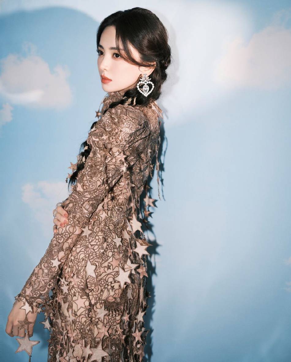 古力娜扎穿星星紧身裙大秀白皙美腿！风情万种美呆了