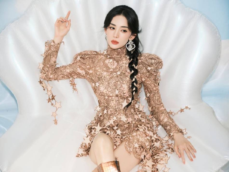 古力娜扎穿星星紧身裙大秀白皙美腿！风情万种美呆了