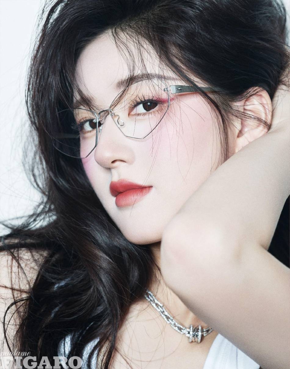 赵露思新写真变身甜辣少女!雪肤玉貌美得让人窒息