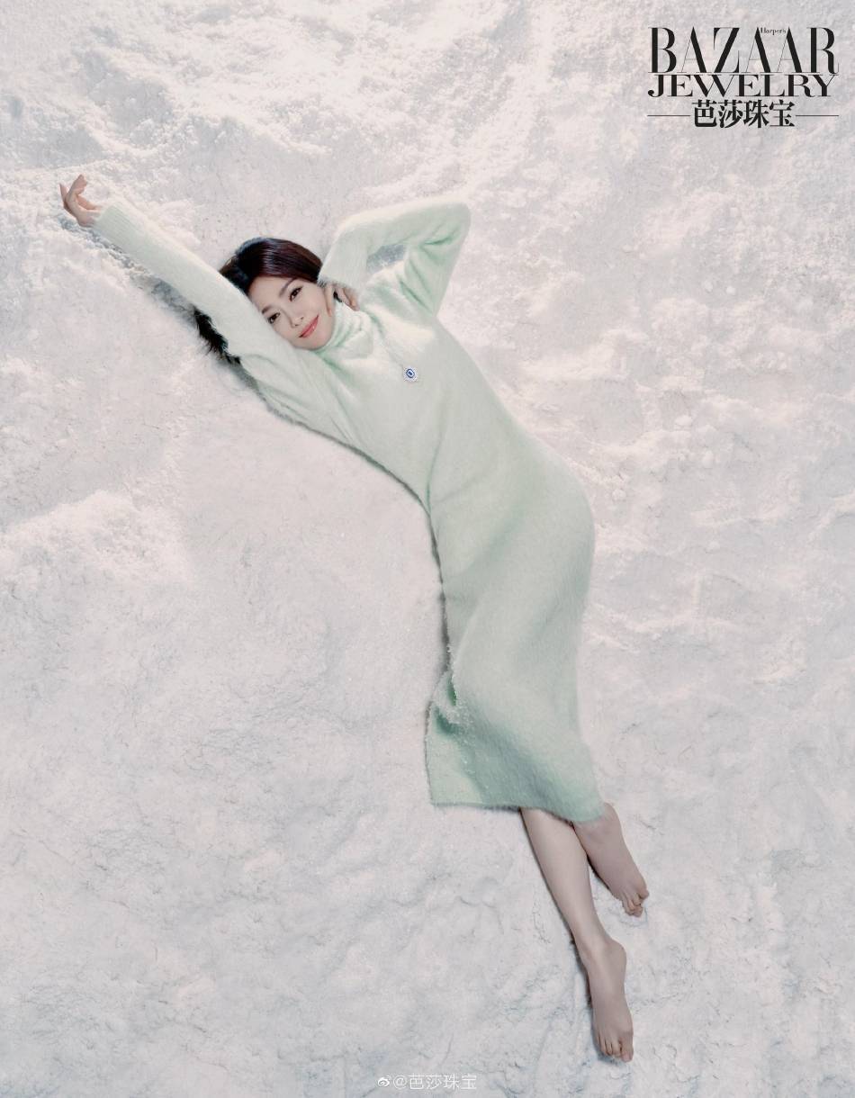 秦岚穿抹胸黑色长裙优雅靓丽！雪肤玉貌美得让人窒息